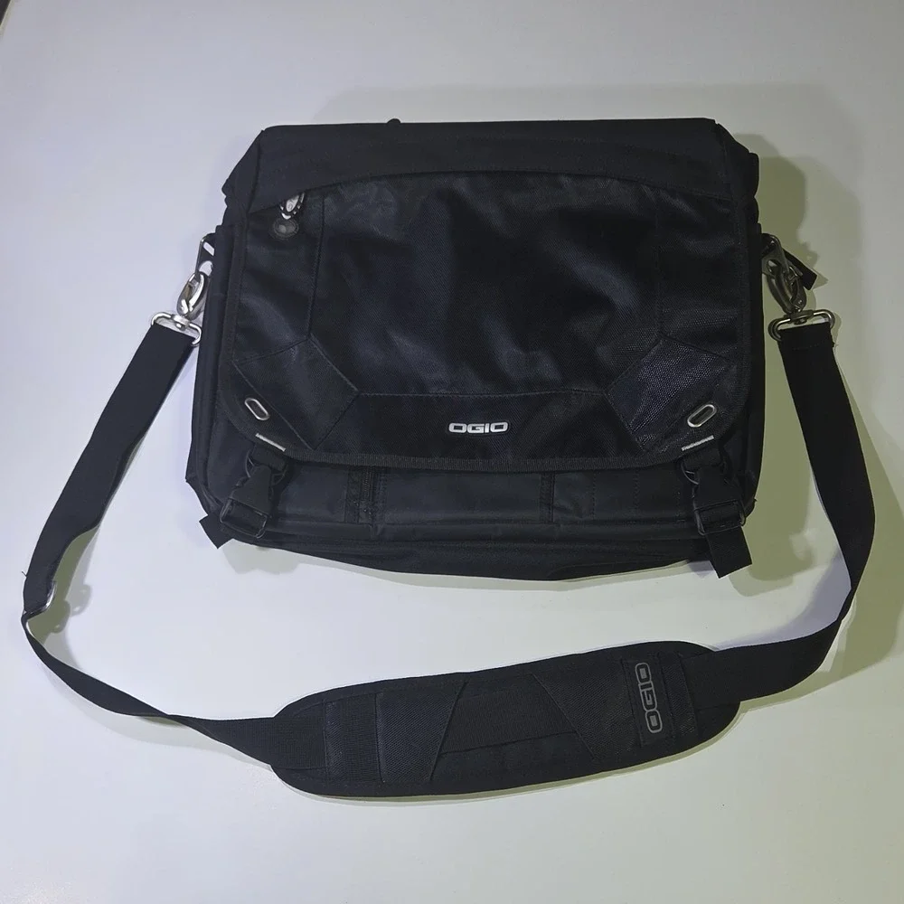 OGIO Classification 03507 Black Nylon Messenger Bag Padded Fits 15